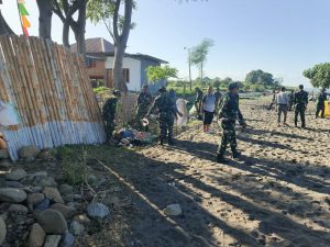 Babinsa Koramil 1410-01/Bissappu Bersama Warga Gelar Karya Bakti Pembersihan Lingkungan