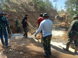 Babinsa Koramil 1410-01/Bissappu Bersama Warga Laksanakan Karya Bakti Perbaikan Jalan Tani