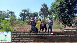 Babinsa Bonto Salluang Bantu Warga Tebang Pohon Rawan Tumbang, Wujud Kepedulian Terhadap Keamanan Lingkungan