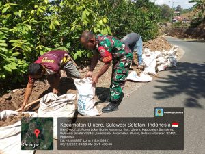 Peduli Kebersihan Lingkungan, Babinsa Bonto Marannu Ajak Warga Buang Sampah Pada Tempatnya