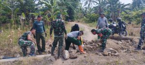 Babinsa Koramil 1410-02/Eremerasa Bersama Warga Gelar Karya Bakti Pembuatan Saluran Air Untuk Dukung Pertanian